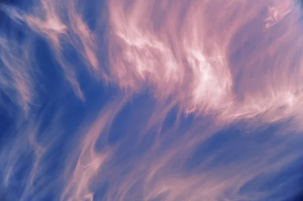 Piękne błękitne niebo tło z ognistym różowy odcień — Zdjęcie stockowe