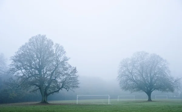 Fotboll fotbollsplan på dimmig Dimmig morgon hösten faller — Stockfoto