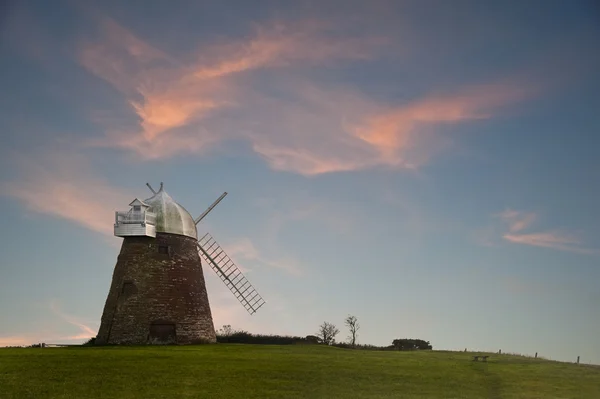 Traditionelle alte Windmühle aus Holz und Ziegeln bei Sonnenuntergang — Stockfoto