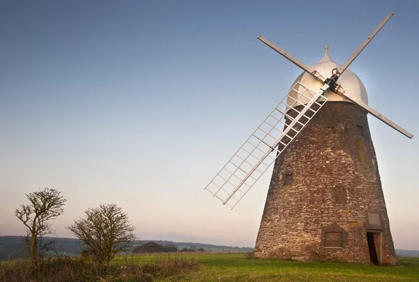 Traditionelle alte Windmühle aus Holz und Ziegeln bei Sonnenuntergang — Stockfoto