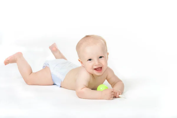 Ребенок шести месяцев с игрушкой на белом фоне — стоковое фото