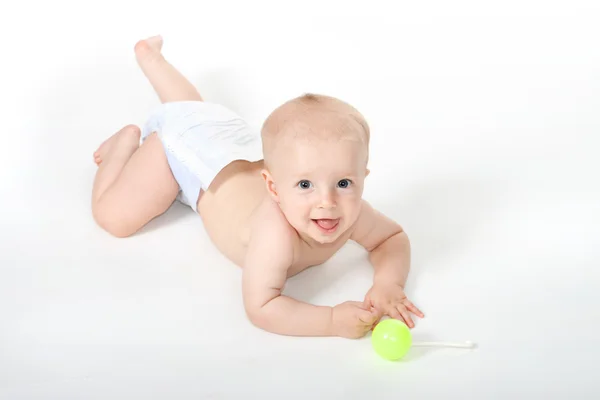 Bambino di sei mesi con giocattolo su sfondo bianco — Foto Stock