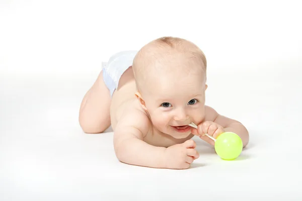 Μωρό των έξι μηνών με το παιχνίδι σε άσπρο φόντο — Φωτογραφία Αρχείου