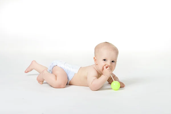 Ребенок шести месяцев с игрушкой на белом фоне — стоковое фото