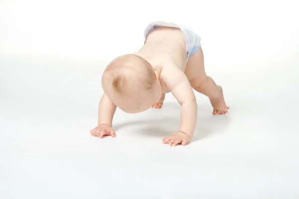 Kleine baby bestudeert om kruipen — Stockfoto