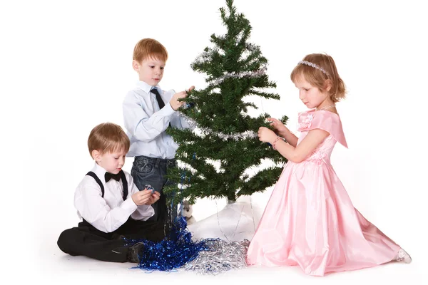 Дети рядом с елкой — стоковое фото