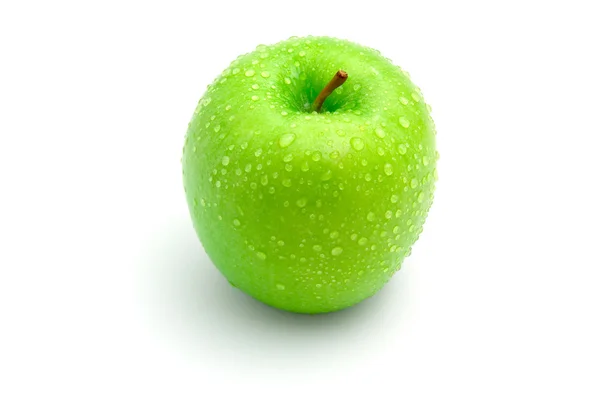 Čerstvé zelené jablko s kapkami izolovaných na bílém — Stock fotografie