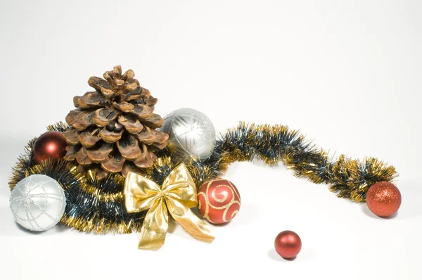 Bolas e cones de Natal — Fotografia de Stock