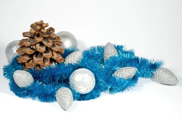 Kerstballen en kegels Stockafbeelding