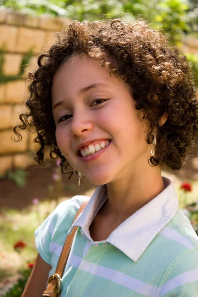 Портрет усміхненої дівчини-підлітка на вулиці — стокове фото
