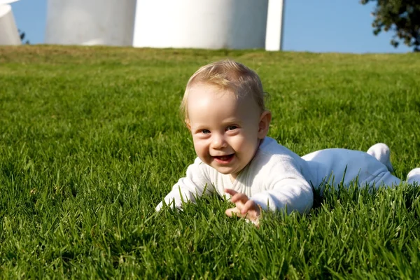 Sorriso bebê na grama — Fotografia de Stock