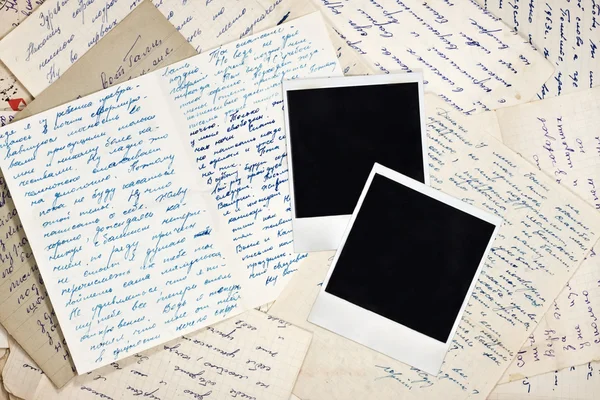 Пустые рамки для фотографий на фоне обоев со старыми буквами — стоковое фото