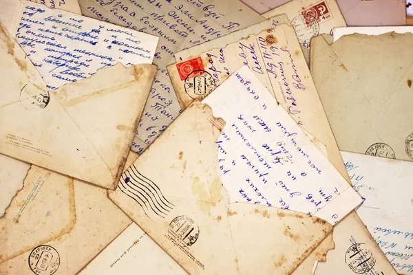 Старые письма и конверт как фон — стоковое фото
