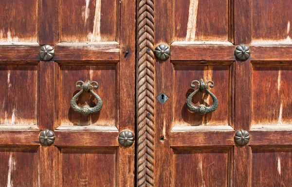 Vintage Türgriffe an dekorativen Türen — Stockfoto