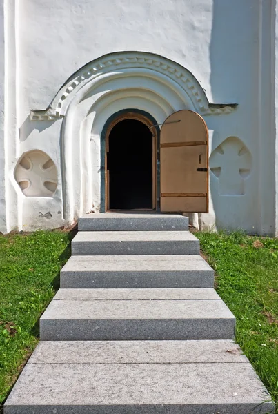 Gewölbte Kirchentür — Stockfoto