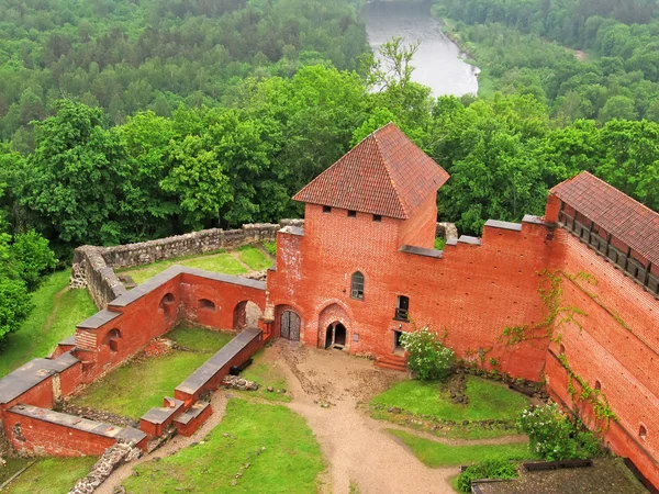 Руїни середньовічні замок — стокове фото
