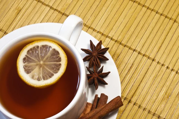 Чай з лимоном і корицею — стокове фото