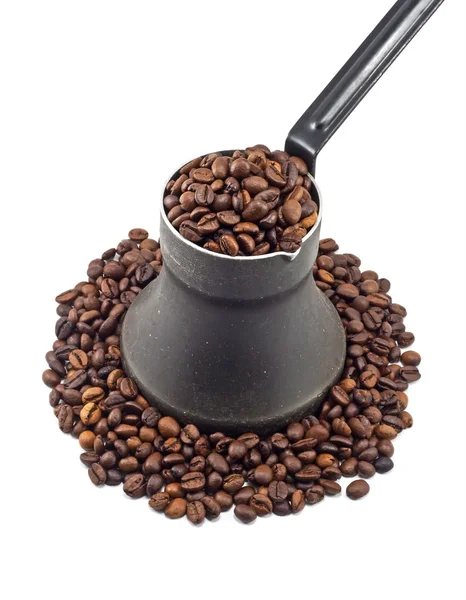 Bule de café velho com grãos de café — Fotografia de Stock