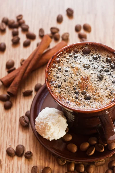 Xícara de café e trufa de chocolate branco na mesa — Fotografia de Stock