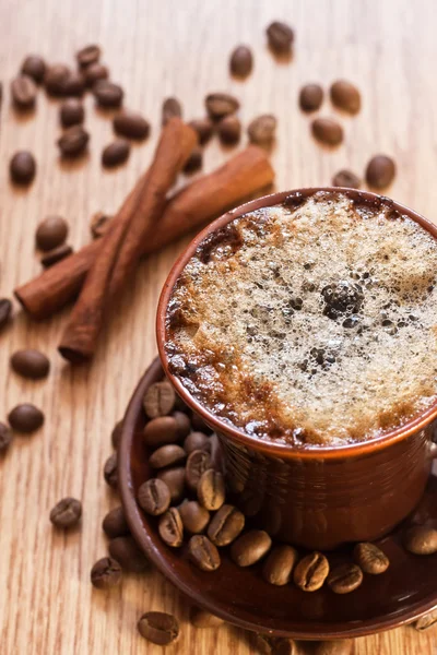コーヒー豆とコーヒー豆のカップ — ストック写真