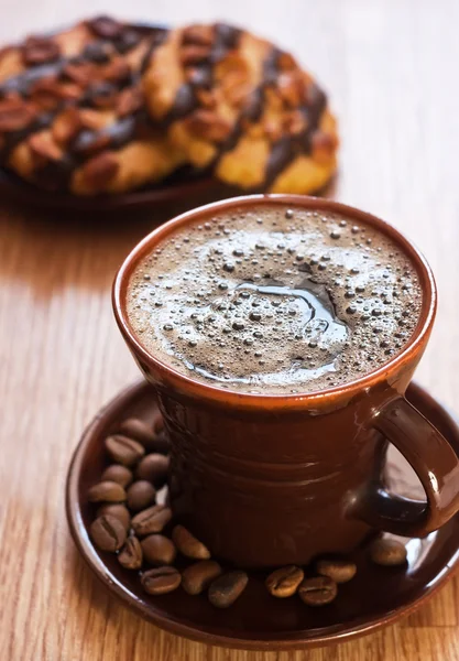 Kopp kaffe och chokladkakor på bordet — Stockfoto