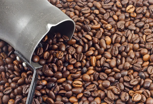 Koffiebonen en oude koffiepot — Stockfoto