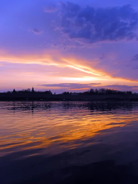 空と湖の色の雲 — ストック写真