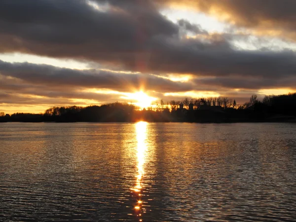 Solnedgang over innsjø – stockfoto