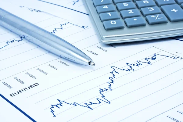 Antecedentes do diagrama de negócios, calculadora e caneta — Fotografia de Stock