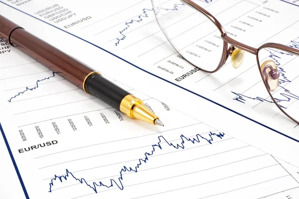 Contesto aziendale, concetto di dati finanziari con penna e occhiali — Foto Stock