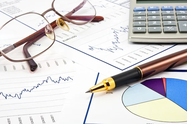 Üzleti háttérrel, pénzügyi adatok fogalom toll és glasse — Stock Fotó