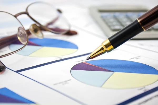 Business bakgrund, finansiella uppgifter koncept med penna och glasögon — Stockfoto