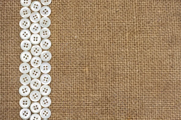 Botões de nácar no fundo textura tecido — Fotografia de Stock