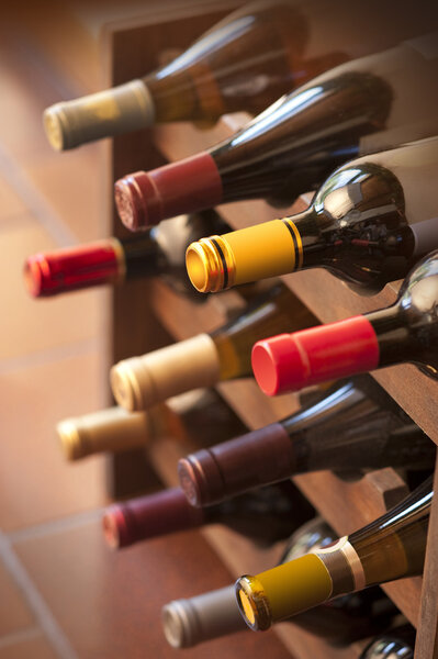 Винные бутылки в стойке

