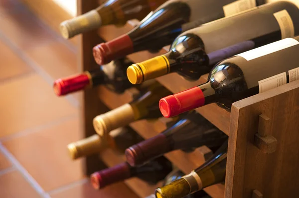 Garrafas de vinho em rack — Fotografia de Stock