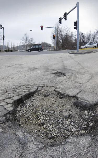 道路路面の穴 — ストック写真
