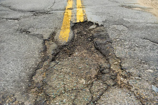 Pothole na estrada — Fotografia de Stock
