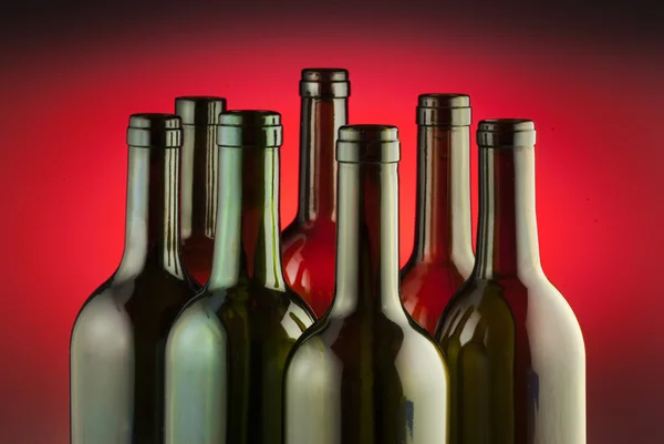 Weinflaschen auf rot — Stockfoto