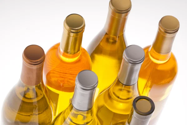 Vita vinflaskor på vit — Stockfoto