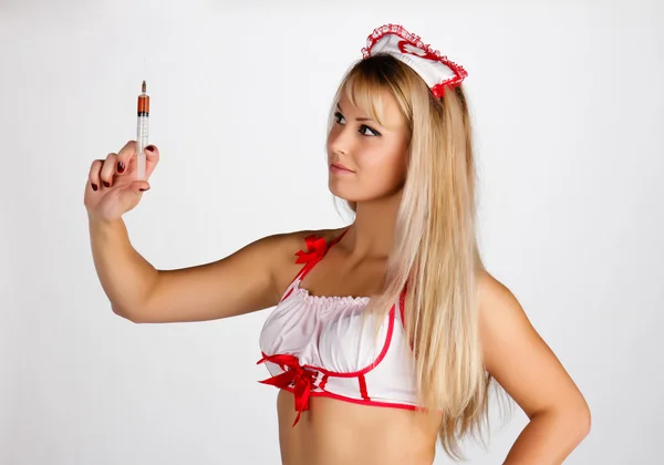 Mladá žena s injekční stříkačkou — Stock fotografie