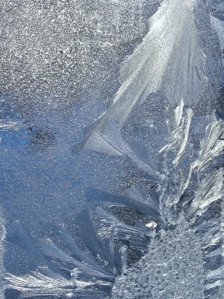 El patrón helado sobre el cristal - el fondo natural invernal — Foto de Stock
