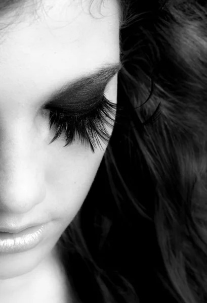 Black and white photo of a girl with extreme makeup — Stockfoto
