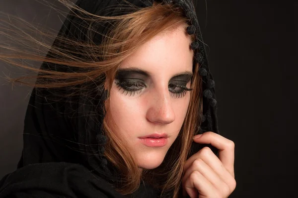 Černý make-up a kapuce na krásná mladá dívka — Stock fotografie