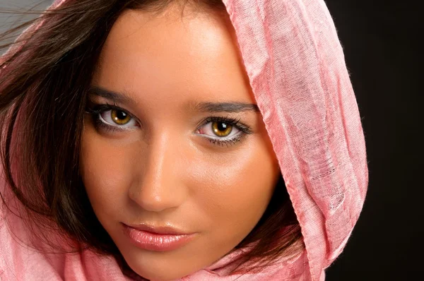 Primer plano de una chica bonita con bufanda — Foto de Stock