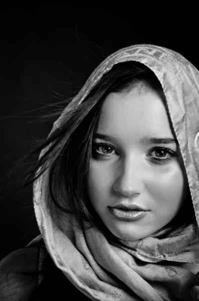 Κινηματογράφηση σε πρώτο πλάνο του μια όμορφη κοπέλα στο κασκόλ σε μαύρο και άσπρο — Φωτογραφία Αρχείου