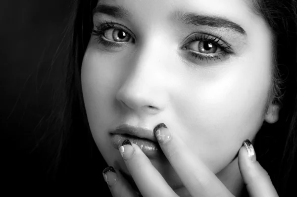 Молода модель торкається її обличчя пальцями — стокове фото