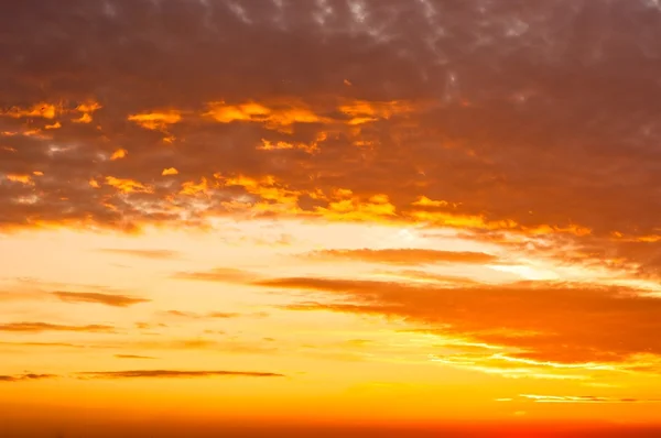 Oranje zonsondergang met wolken — Stockfoto