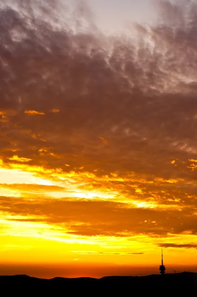 Pôr-do-sol laranja com nuvens — Fotografia de Stock