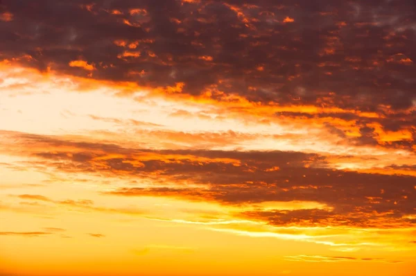 Pôr-do-sol laranja com nuvens — Fotografia de Stock