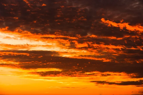 Günbatımı turuncu bulutlar ile — Stok fotoğraf